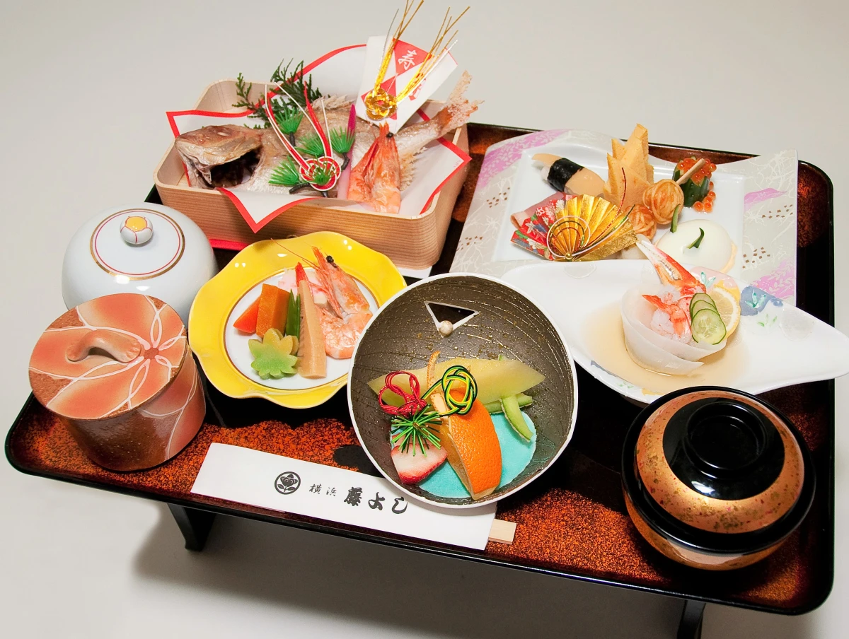 健やかな生育を願う彩り豊かなお食い初め膳 | 【個室確約 お食い初めプラン】味わい深い全9品の「信長御膳」+小鯛尾頭付きの豪華な「お食い初め膳」★横浜でお子様の成長をお祝い★