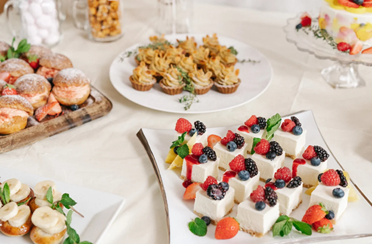 【大人2名様用コース＆お子様1名用食事セット】乾杯用ドリンク＋お誕生日ケーキ＋オリジナルデザート盛り合わせ＋お野菜クレヨン付き 3