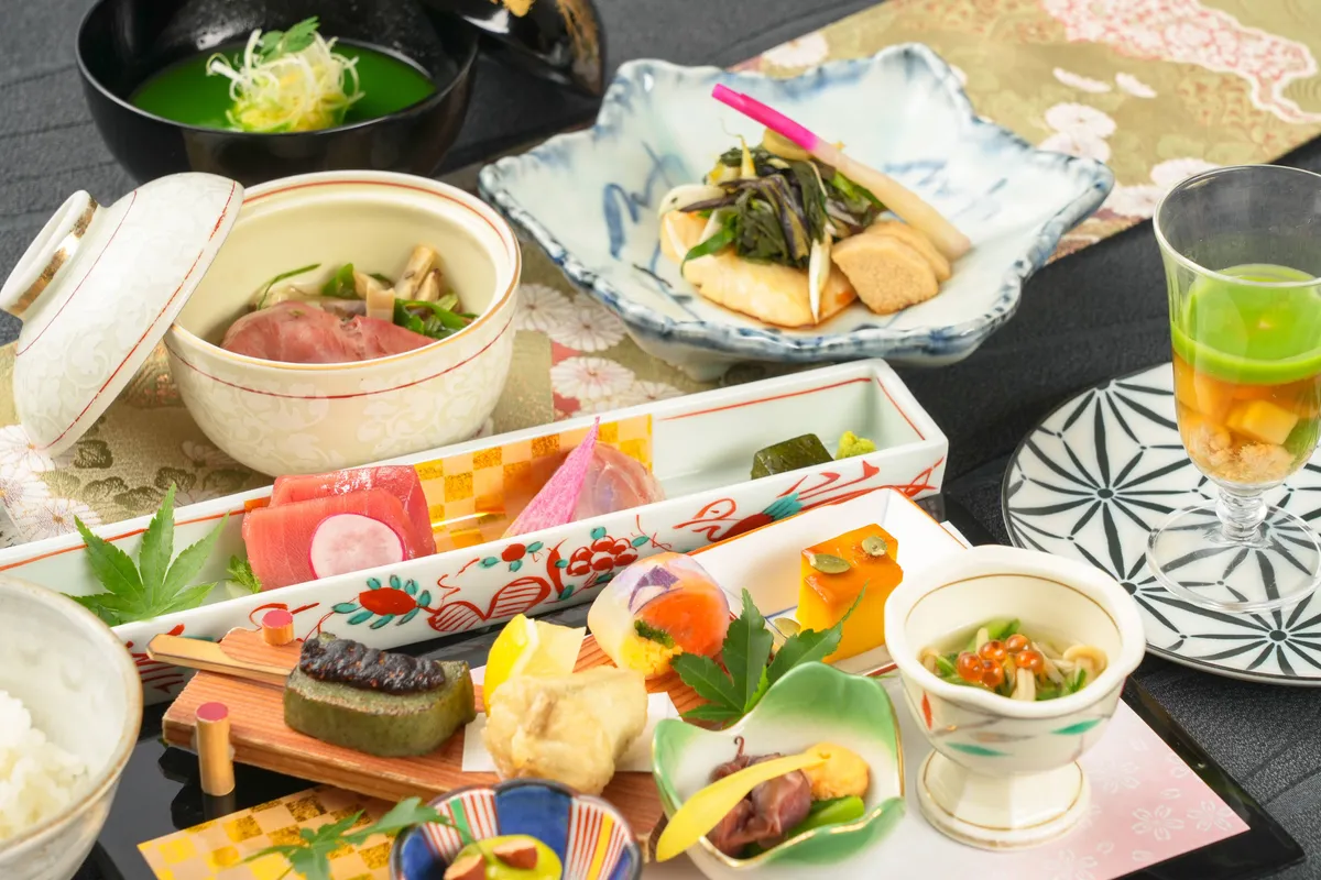 豪華食材を贅沢に使用した新懐石フルコースでお祝いを | 【個室確約★夜景望むプラチナプロポーズプラン】リムジン周遊90分付き!懐石料理+108本のバラの花束+メッセージ付きケーキ+スパークリングワイン+写真付きワインボトル+プロの写真撮影★池袋の高層階!ロマンティックな空間でプロポーズ★