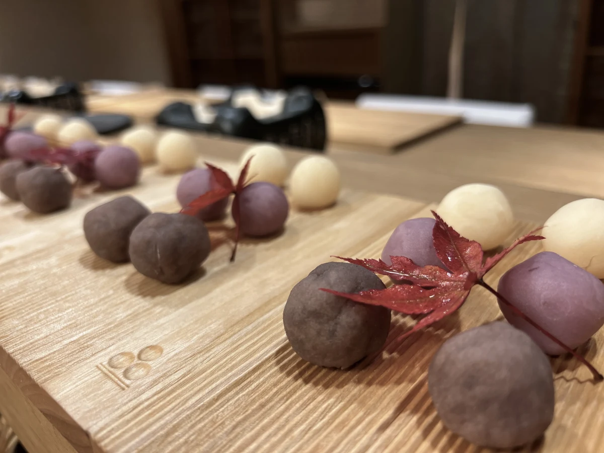 お食事の後の体験。数寄屋作りの【土の間】からカウンター形式のお部屋【止まり木】へ。 | 【個室確約】アニバーサリー特別体験プラン★練切作りと盆略点前の体験付き★季節の懐石ランチコース全6品★4~6名様限定プラン