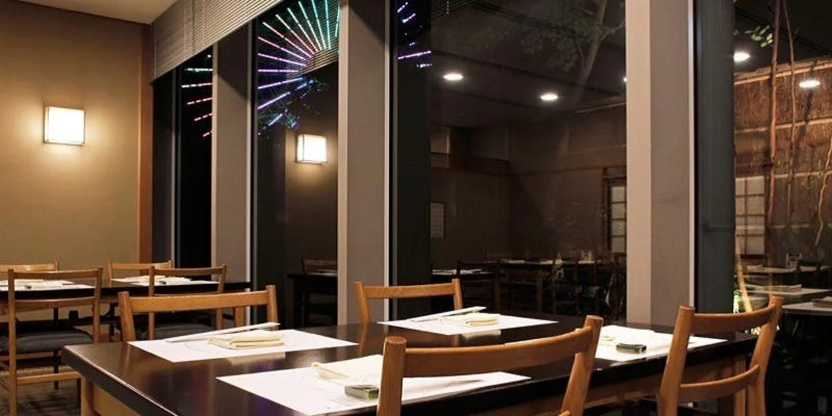 都会の喧騒を忘れさせてくれる落ち着いたテーブル席 | 【平日限定★接待/会食プラン】旬の味覚で織りなす絶品加賀懐石コース★乾杯ドリンク付き★ホテルレストランならではの上質なおもてなし