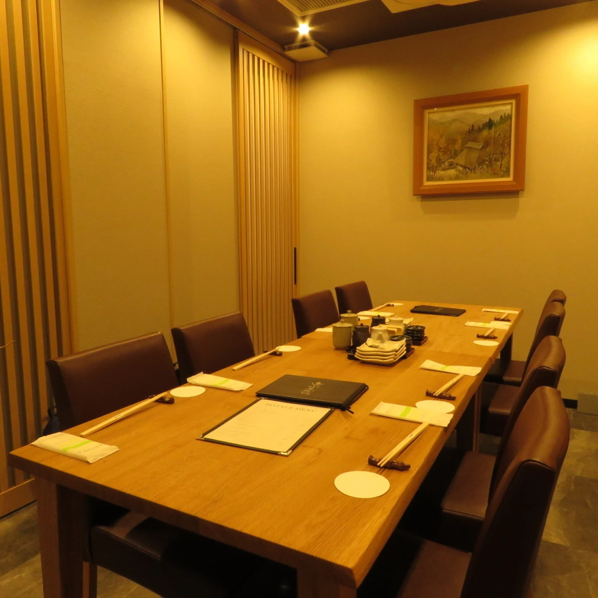 信頼を深めるビジネスシーンにふさわしい恵比寿の上質空間で会食 | 【個室確約/接待・会食プラン】2種類から選べる斉藤牛溶岩焼をメインとしたコース・飲み放題付き選択可能★恵比寿の落ち着いた個室で味わう特選和牛の会食時間