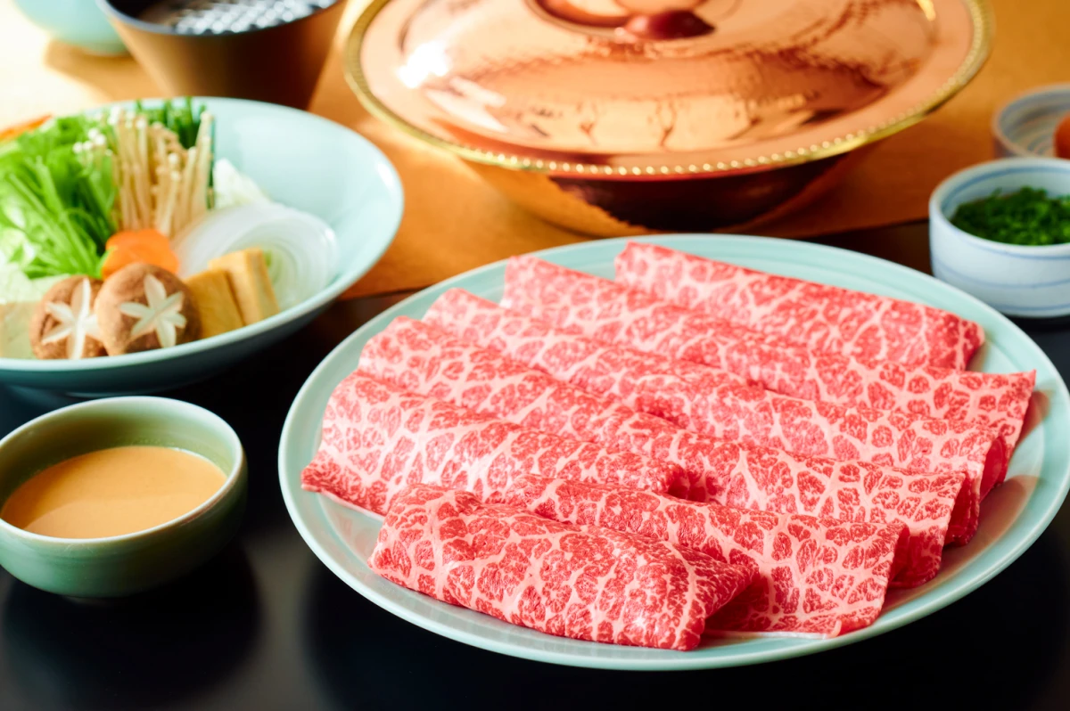 最高品質の黒毛和牛各部位をしゃぶしゃぶもしくはすき焼きで | 【半個室確約 アニバーサリー/顔合わせプラン】しゃぶしゃぶorすき焼きで黒毛和牛三種食比べ「萩-はぎ-」+乾杯スパークリング+メッセージプレート付き★神楽坂で過ごす贅沢なひととき★