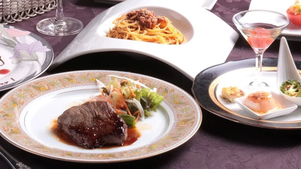 最高級黒毛和牛のステーキなどお祝いを彩る華やかなイタリアン | 【乾杯スパークリング付】黒毛和牛ステーキがメインのスタンダードプラン。2人で祝うペアソファ席空間+黒毛和牛ステーキ+メッセージ付きピアノ型ケーキ+サプライズ生演奏【全8品】