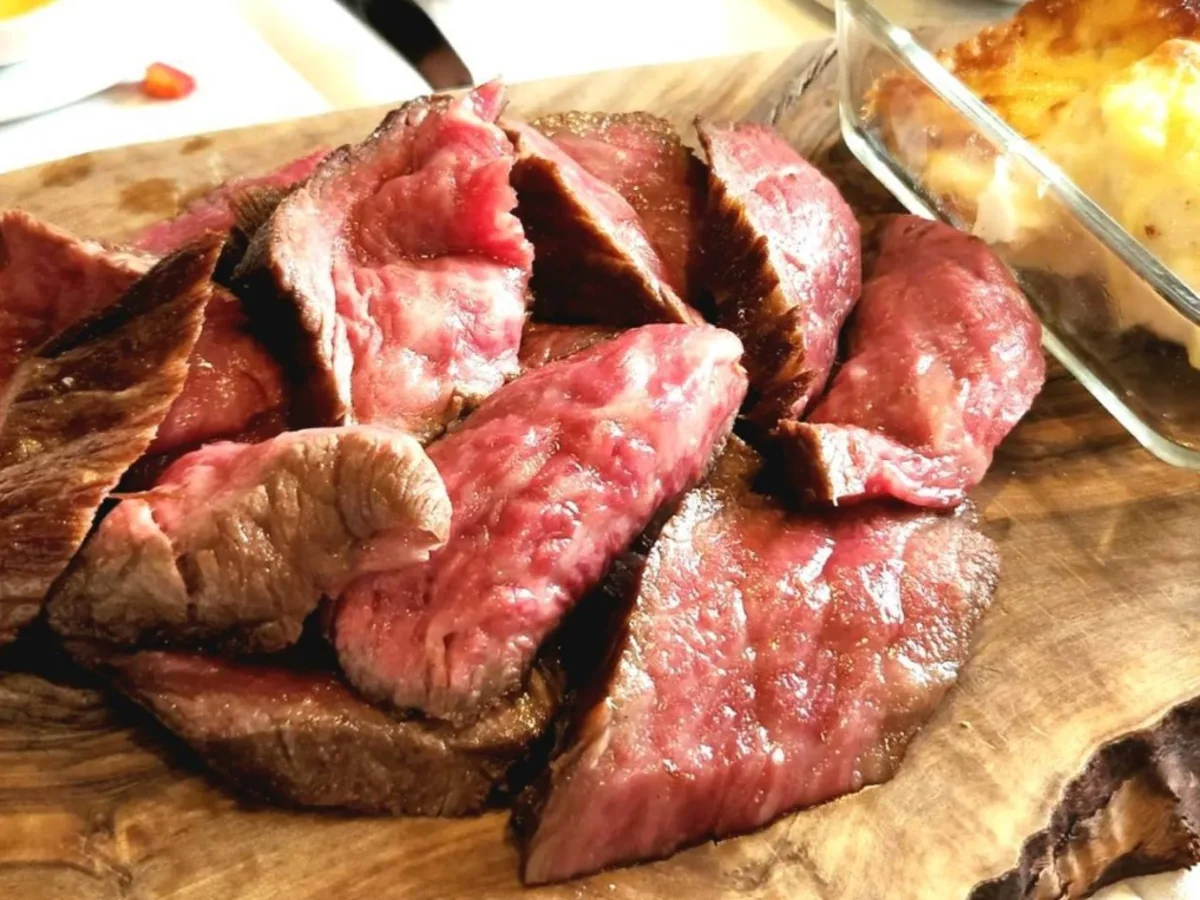 【Anny限定アニバーサリープラン】アトベ式熟成肉を味わう★和牛ステーキサンドや名物の牛のタルタル含む、熟成肉堪能ディナー全8品＋メッセージ付きプレート★麻布十番駅から徒歩3分 料理