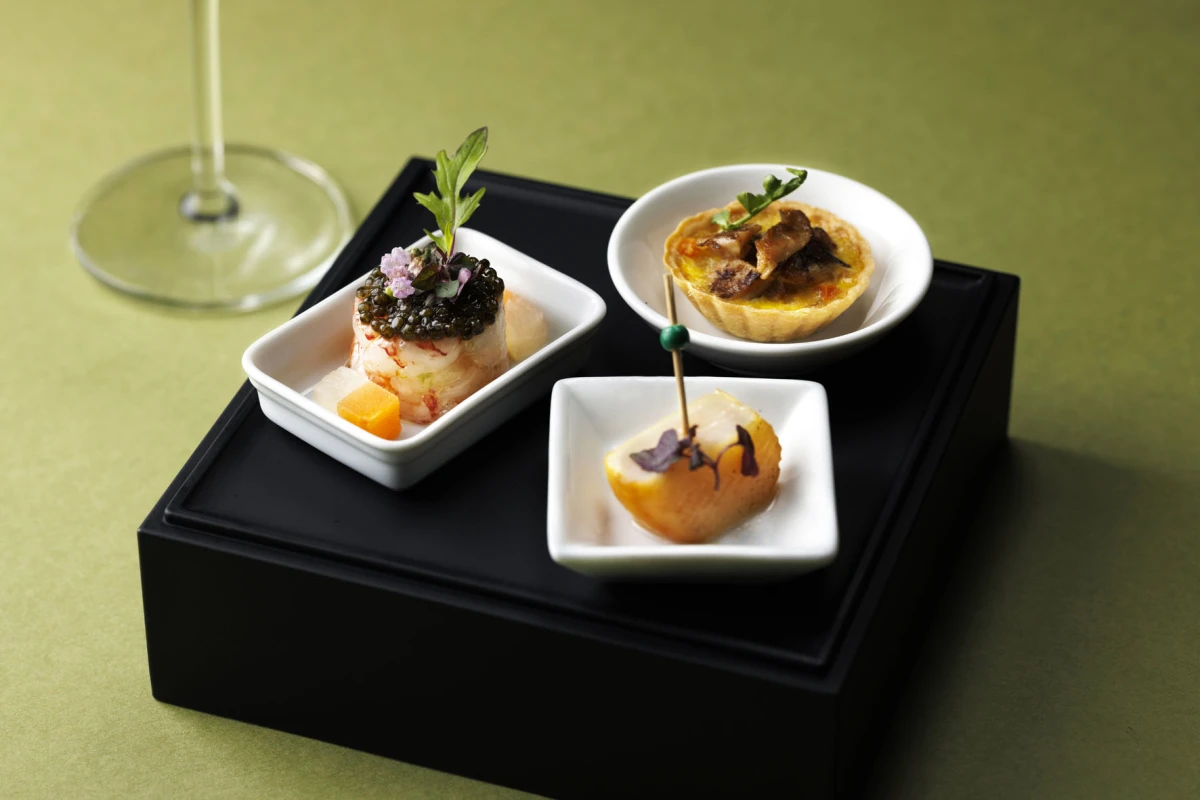【”ダズンローズ”12本の薔薇付き＆個室確約プロポーズプラン】季節の豪華ディナーコース★乾杯ロゼシャンパーニュ＆メッセージケーキ★東京駅直結名門ホテル★ 5
