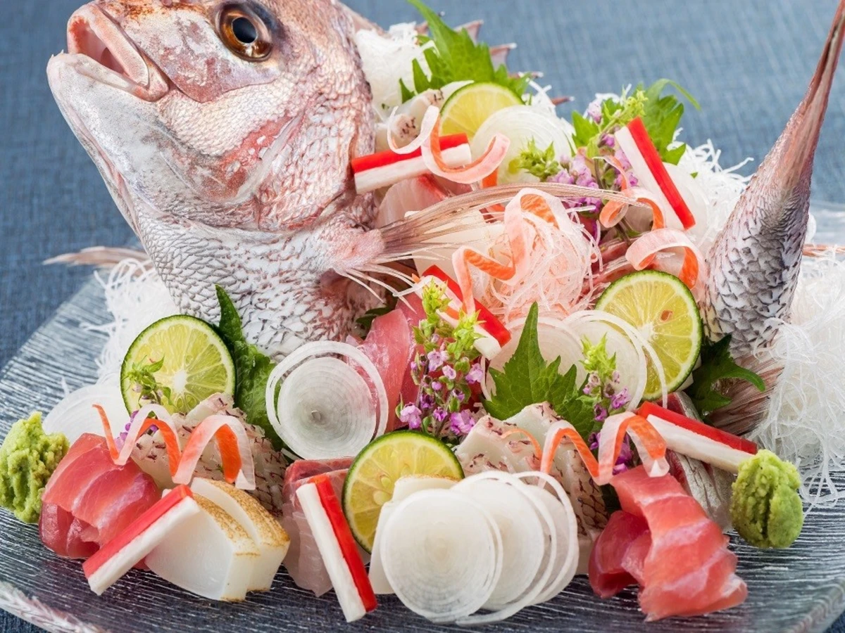 四季折々の厳選食材が織りなす極上の本格会席を沖縄で味わう贅沢 | 【最大20名様 /  憧れのホテルレストラン・和モダン個室確約★お祝いプラン】お誕生日や七五三、卒業・入学祝いにもおすすめ〜ホールケーキ＆乾杯ドリンク付き★鯛姿盛りを含む贅沢な会席全8品【舞】＋お名前入り看板作成サービス〜選べる♪飲み放題付きコース★ホテルモントレ沖縄スパ＆リゾート
