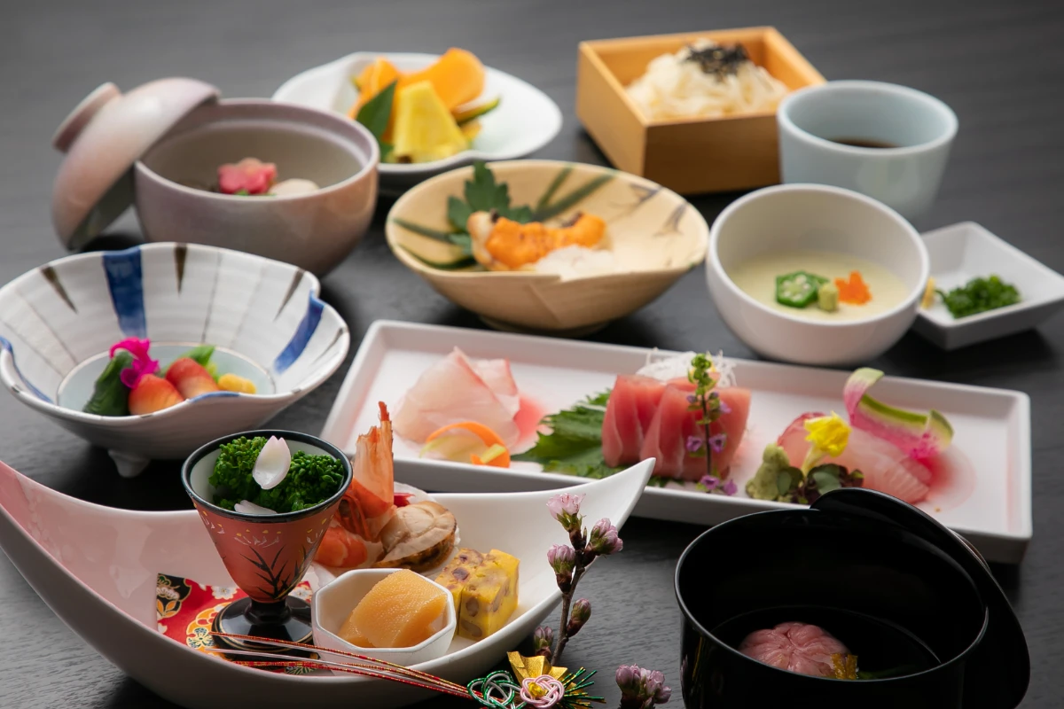 旬の味わいを堪能!全9品で織りなす結コース | 【4〜8名様 個室確約×顔合わせ・結納プラン】季節感じる懐石コース全9品~結~+乾杯酒+卓上花★新横浜グレイスホテルの上質個室でご家族との団らんのひとときを★