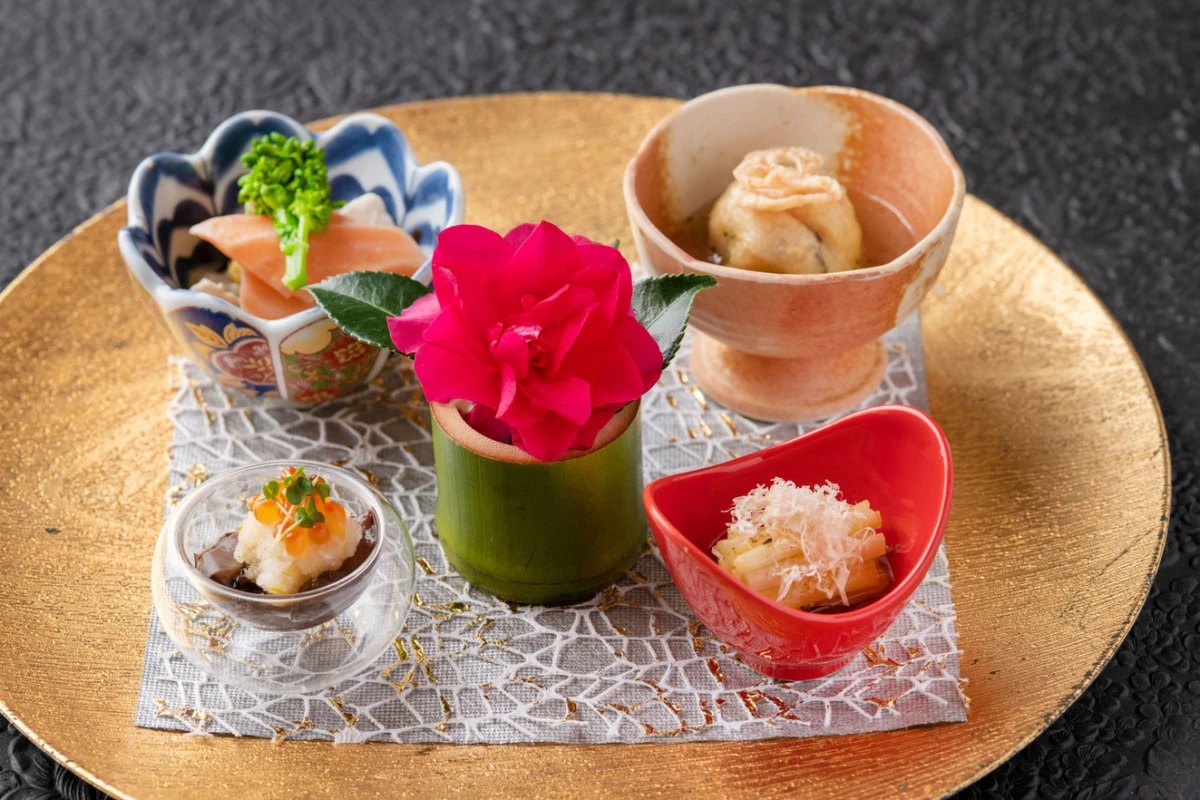 記念日を彩る華やかな和食会席に舌鼓 | 【Anny限定 個室確約★入籍 / 結婚記念日お祝いディナープラン】四季折々の和食会席全8品+メッセージデザートプレート+写真撮影及びフォトフレームプレゼント付き★純和風の古民家で煌びやかな夜景と共に優雅なお祝い時間を★2名様限定プラン